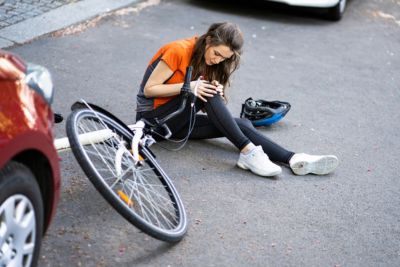 Cycliste victime d'un accident de la circulation routière.